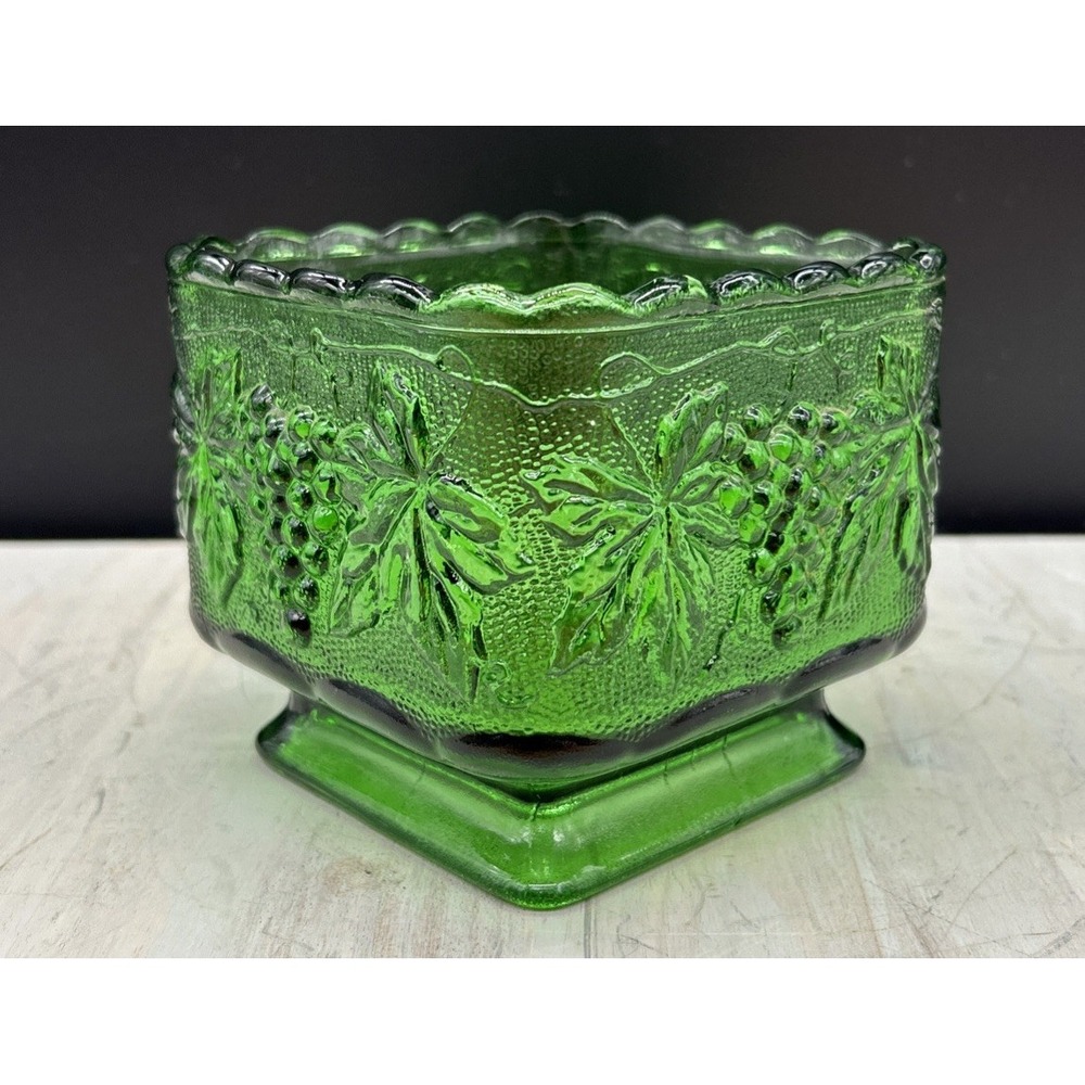 🍇Green square footed sandwich glass bowl grapes leaves Excellent condition